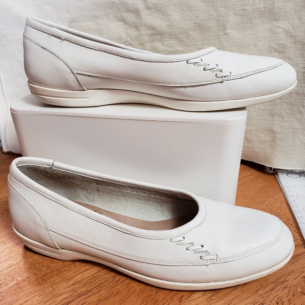 I love comfort white leather slip on flats. Size 8.5. Runs about a size smaller.